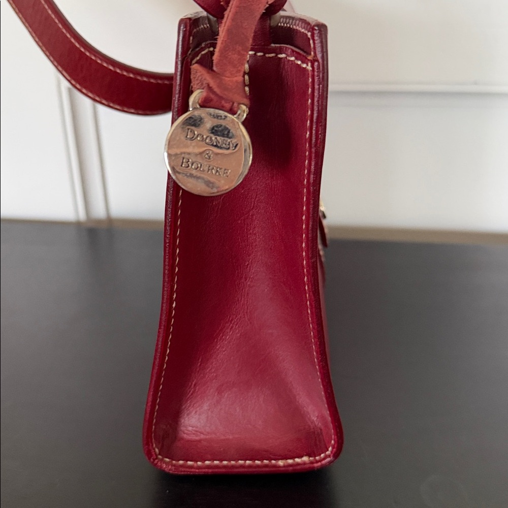 Dooney & Bourke Alto Ring Flap Italian Vachetta shoulder bag in red leather - Picture 8 of 13